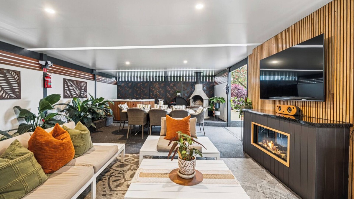 Coffs Harbour House | Ellie's Cottage Escape - Sleeps 8, Spa, Pizza Oven