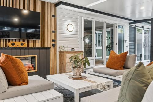 Coffs Harbour House | Ellie's Cottage Escape - Sleeps 8, Spa, Pizza Oven