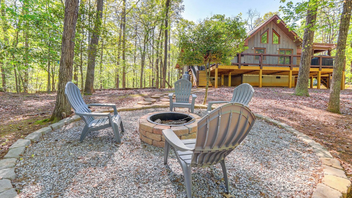 Ellijay Cabin | Ellijay Mountain Cabin w/Hot Tub & Spacious Deck