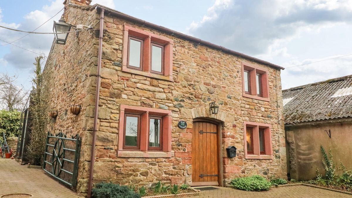 Appleby-in-Westmorland Cottage | ELM COTTAGE, pet friendly, with open fire in Appleby-In-Westmorland