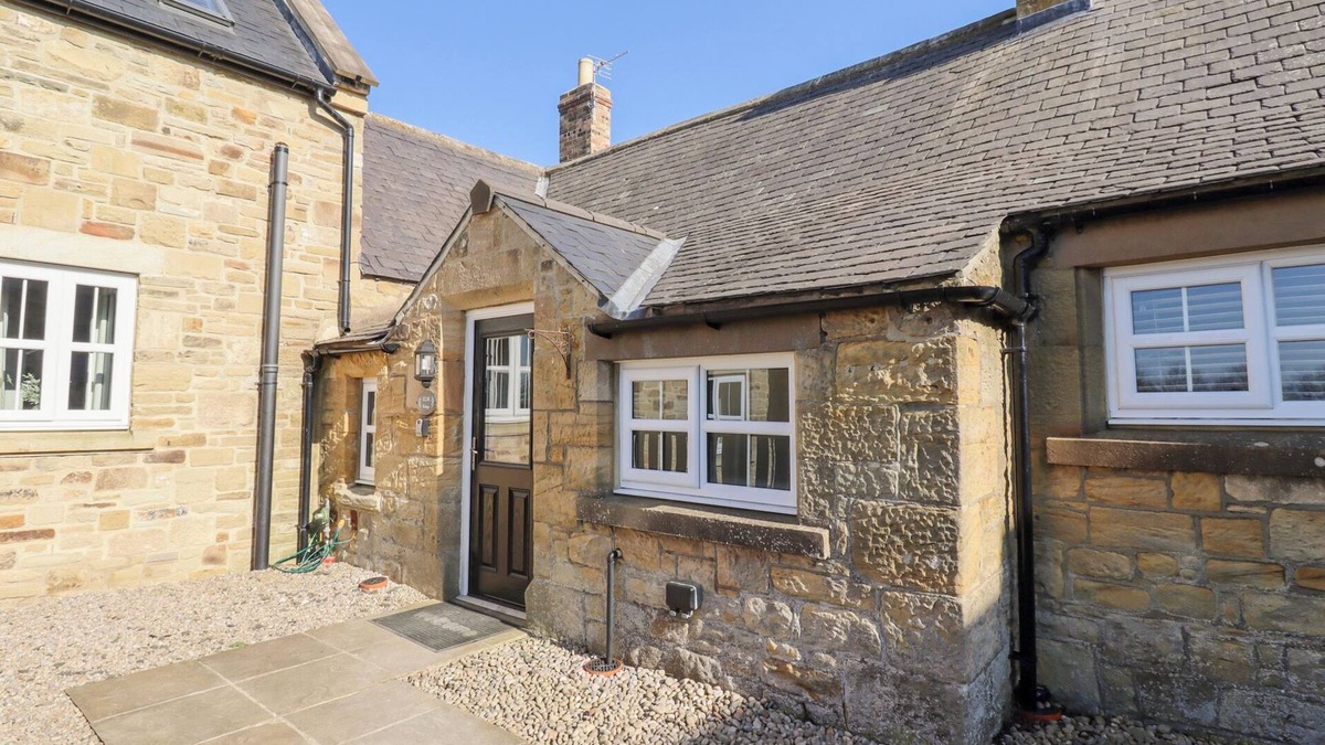 Belford Cottage | ELM COTTAGE, pet friendly, with hot tub in Warenford