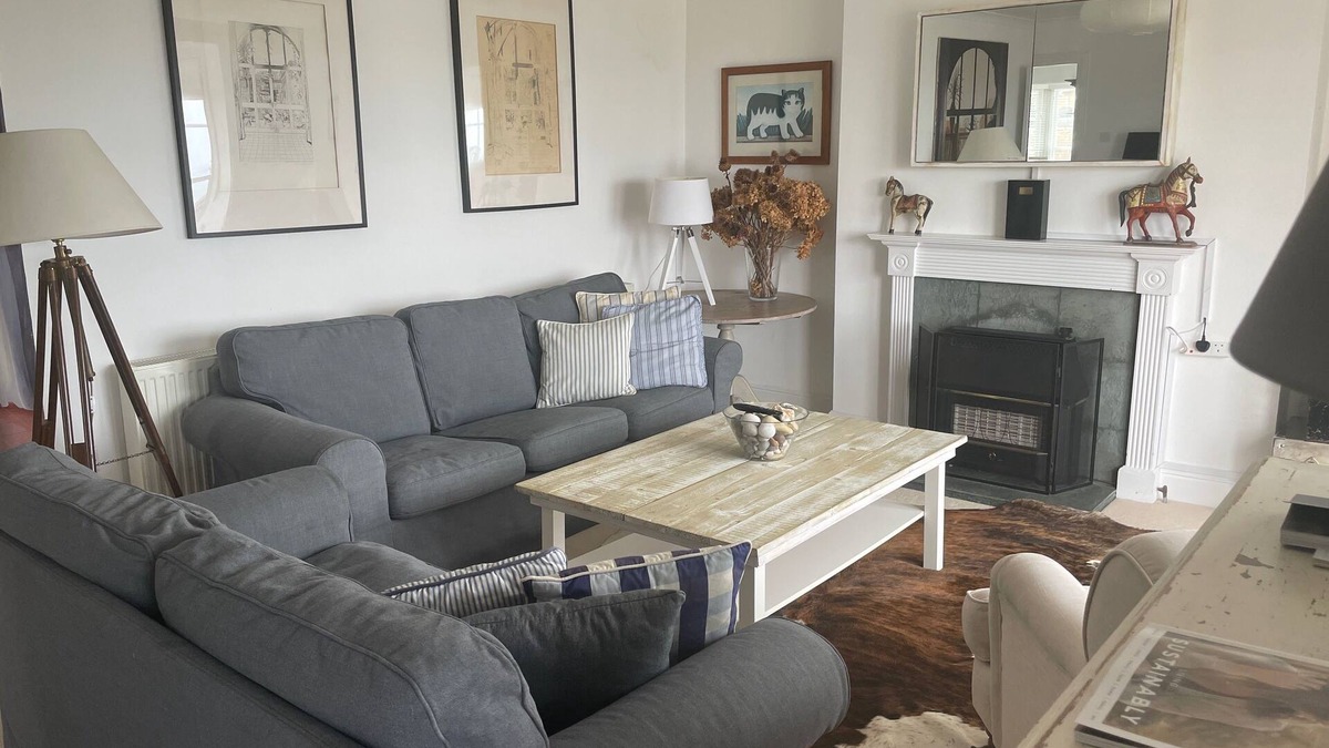 Seaview Cottage | Elm Cottage retreat perched in the heart of Seaview with stunning coastal views!