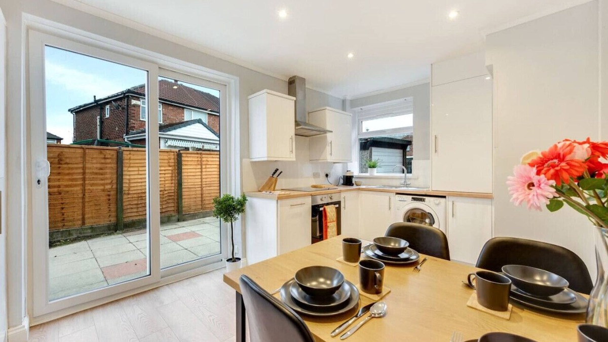 Didsbury House | Elm-G House - Brand New 3 bed home with driveway parking.