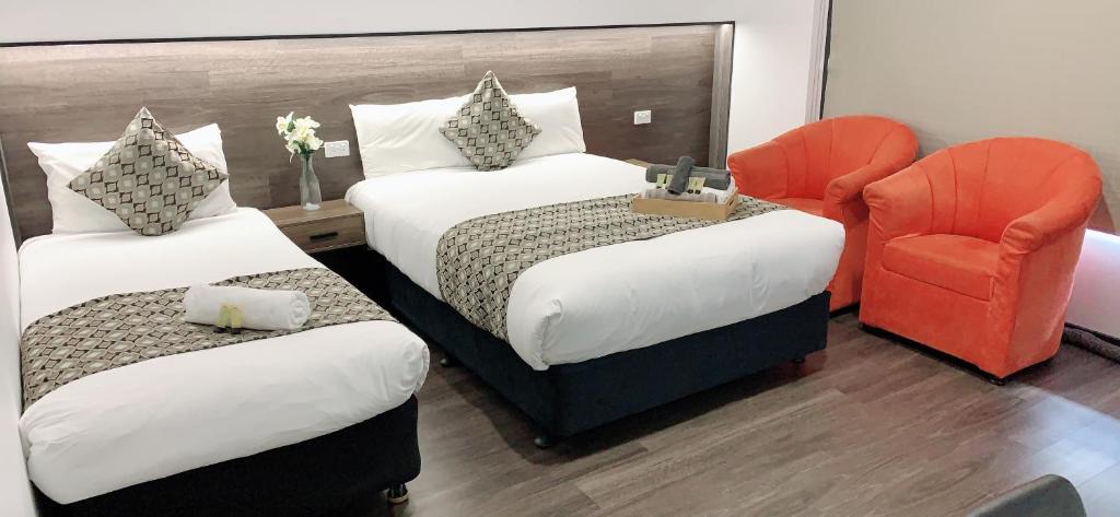 Golden Square Hotel | Elm Motel