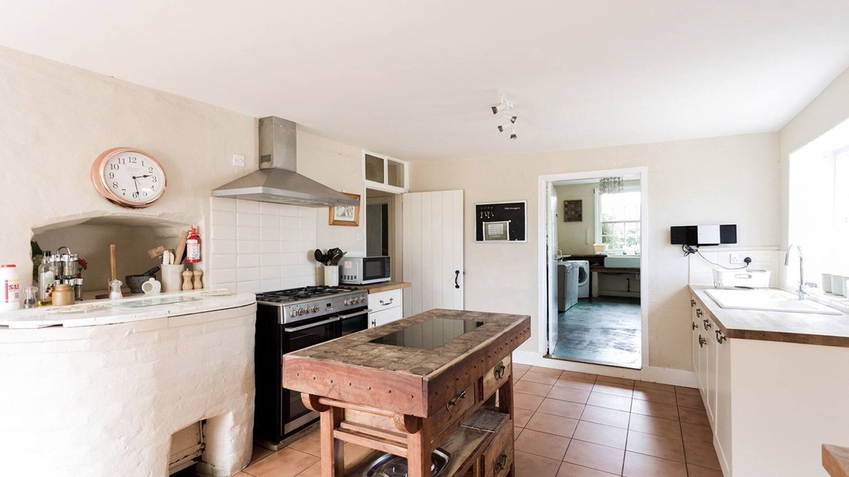 Wangford Cottage | Elms Farmhouse - sleeps 19 guests in 8 bedrooms