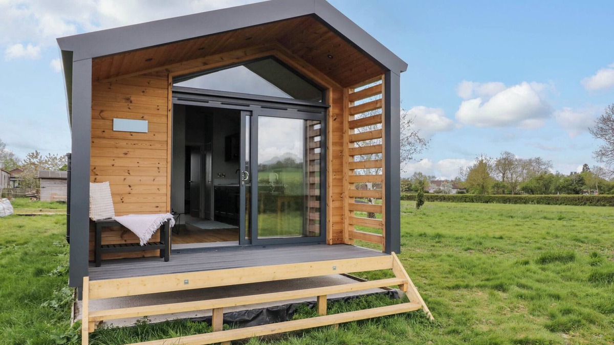 Malvern Cottage | ELMSIDE LODGE, romantic, with a garden in Welland