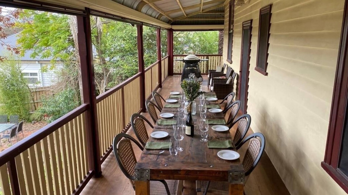 Healesville House | Elmview House and Apartment on Symons - in the centre of Healesville!
