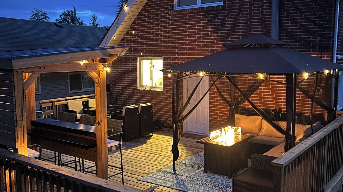 Crystal Beach House | Elmwood Coast&Hearth Retreat- Large Deck + Bar + Firepit 5 min walk to the beach