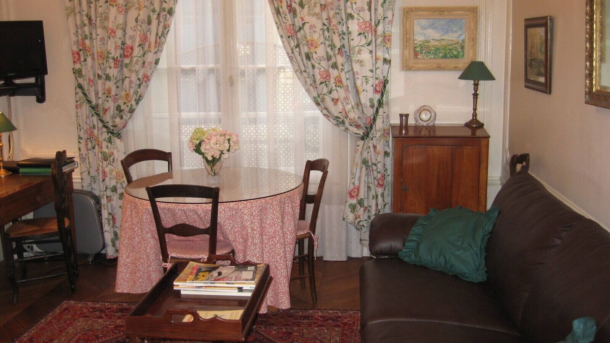 Madeleine Apartment | Elysees-Large, beautifully appointed air condit. studio-apartment sleeps 2 to 4