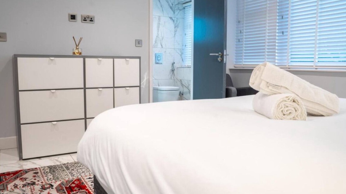 Edgbaston Apartment | Elysium Haven 2 BED 2 BATH SLEEPS 6 Netflix, FREE Parking and POOL TABLE