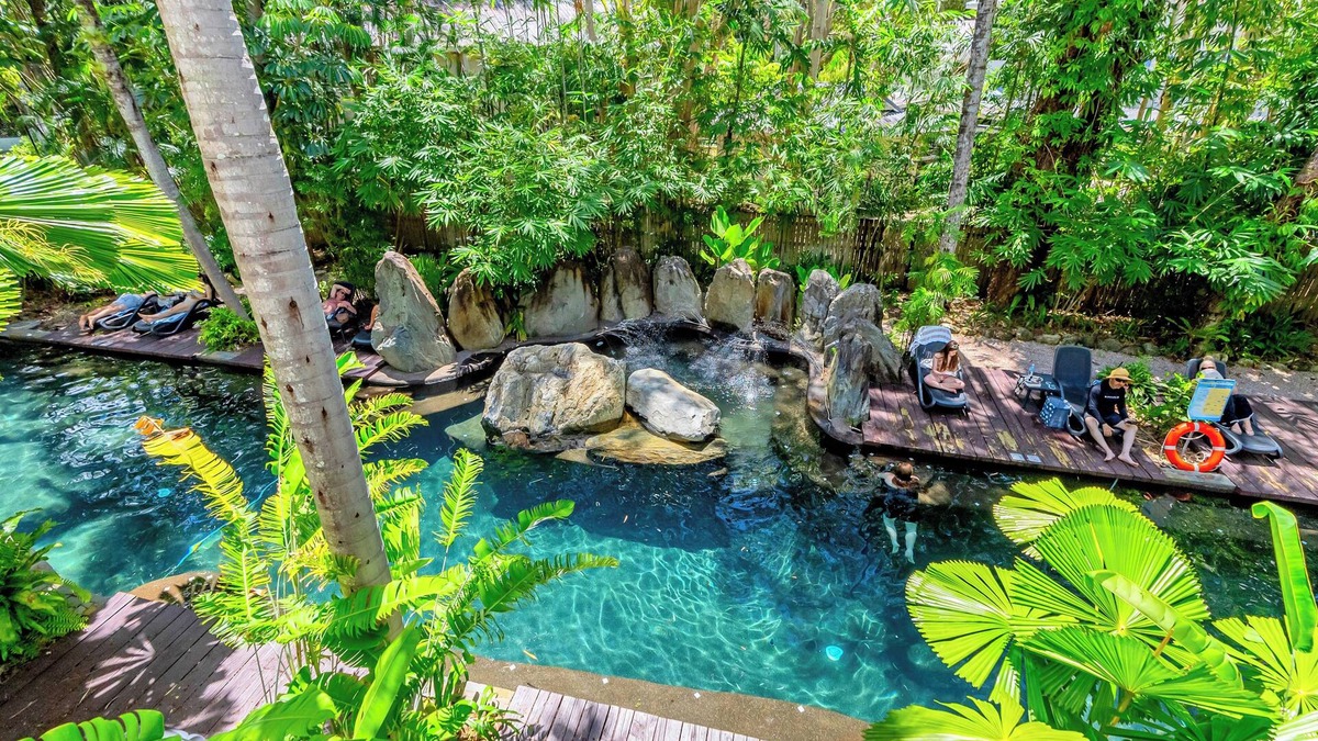 Palm Cove Hotel | Elysium Private Apartments at The Beach Club