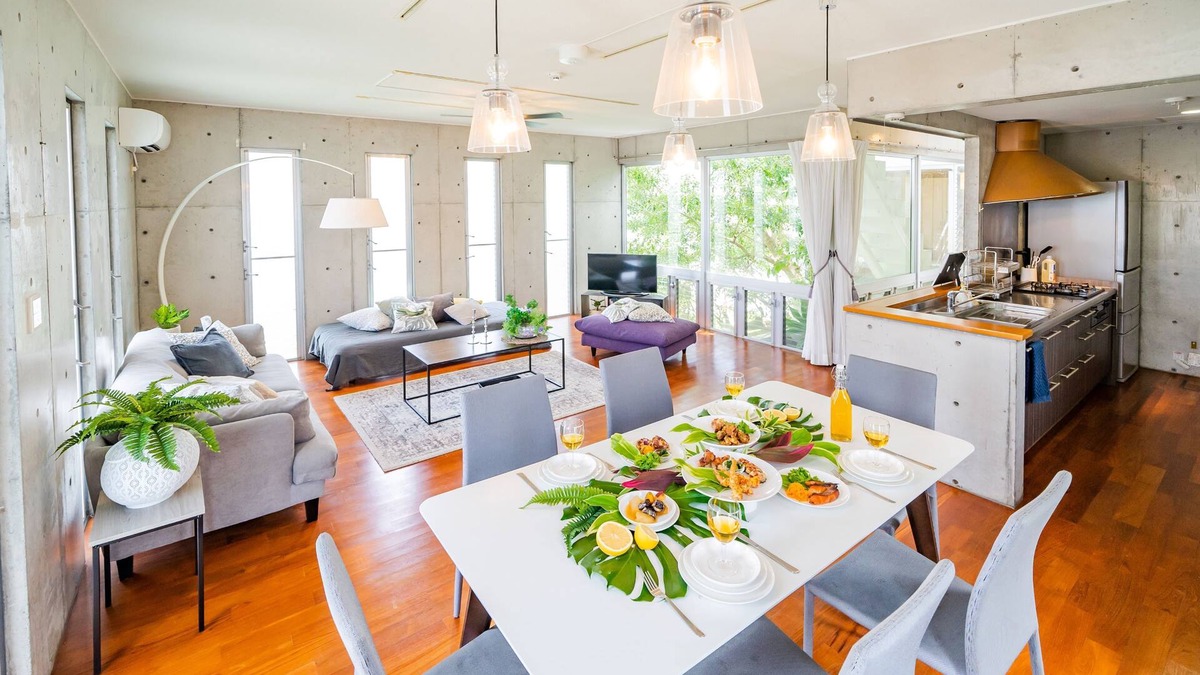Kadena-cho House | EM tree house surrounding a healing tree