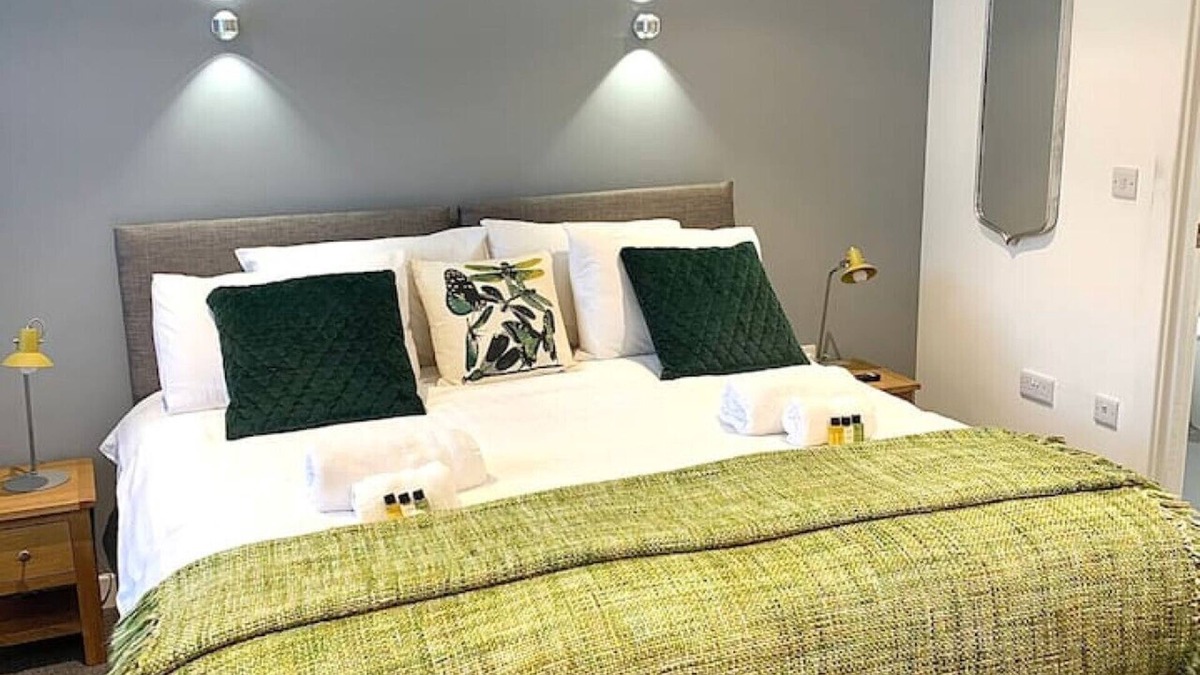 Kegworth Apartment | EMA SkyLink Steps Away: Versatile Apt, Gym Access