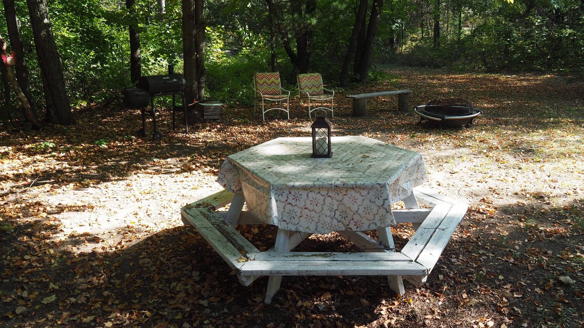 Lake Ann Apartment | Emanuel - CUTE UPSTAIRS APARTMENT WITH AIR CONDITIONING! GREAT LOCATION!