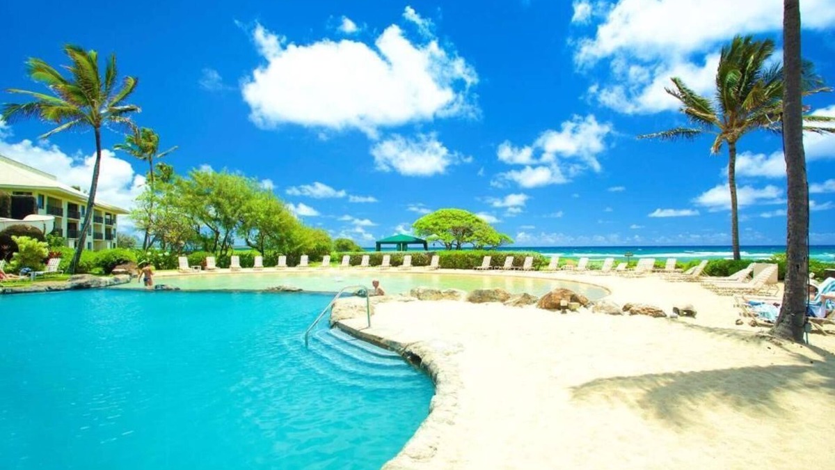 Hanamaulu Hotel | Embrace Island Life at Kauai Beachfront Resort!