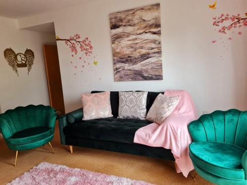 Warrington Apartment | Emerald Blossom-Central Warrington, Luxurious Yet Homely, WiFi, Secure Parking