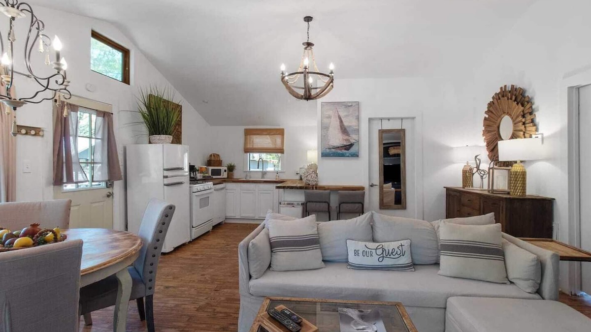 Shreveport Cabin | Emerald Cottage- Lake front & kayaks on HGTV!