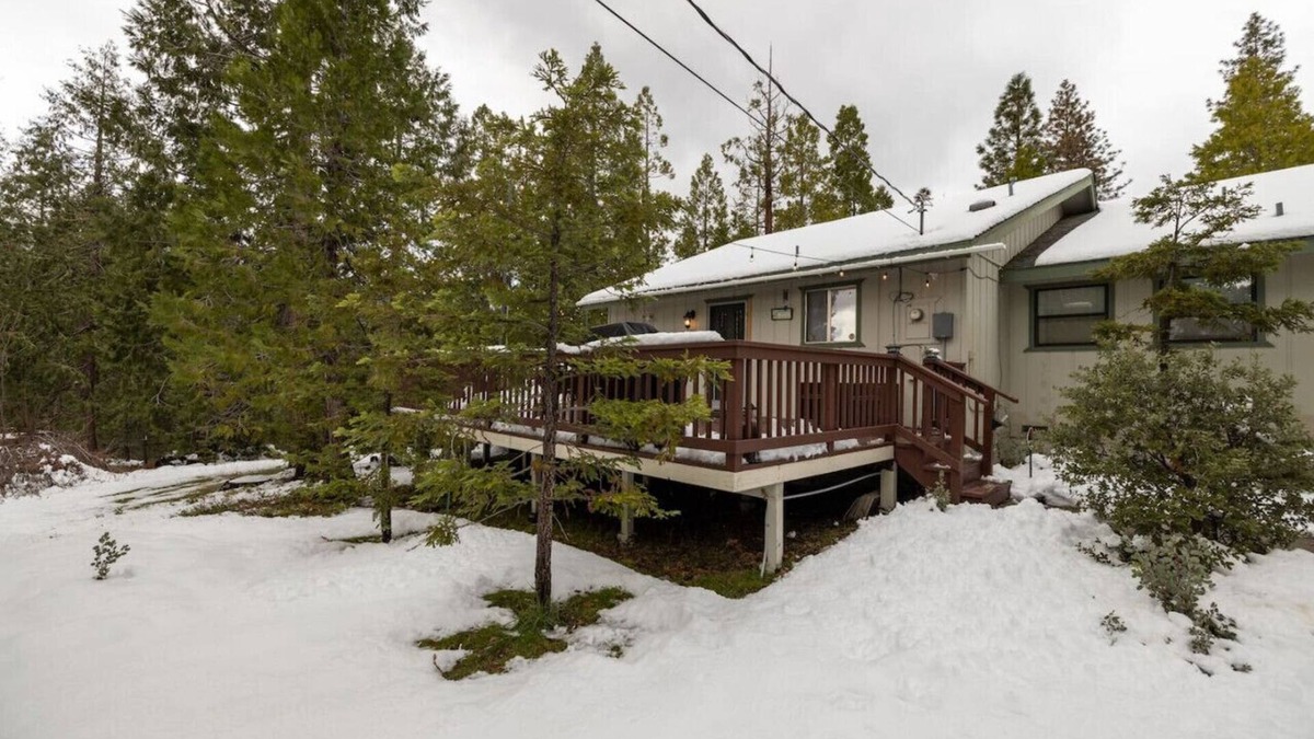 Oakhurst Cabin | Emerald Escape with Hot tub Game Room and Arcade