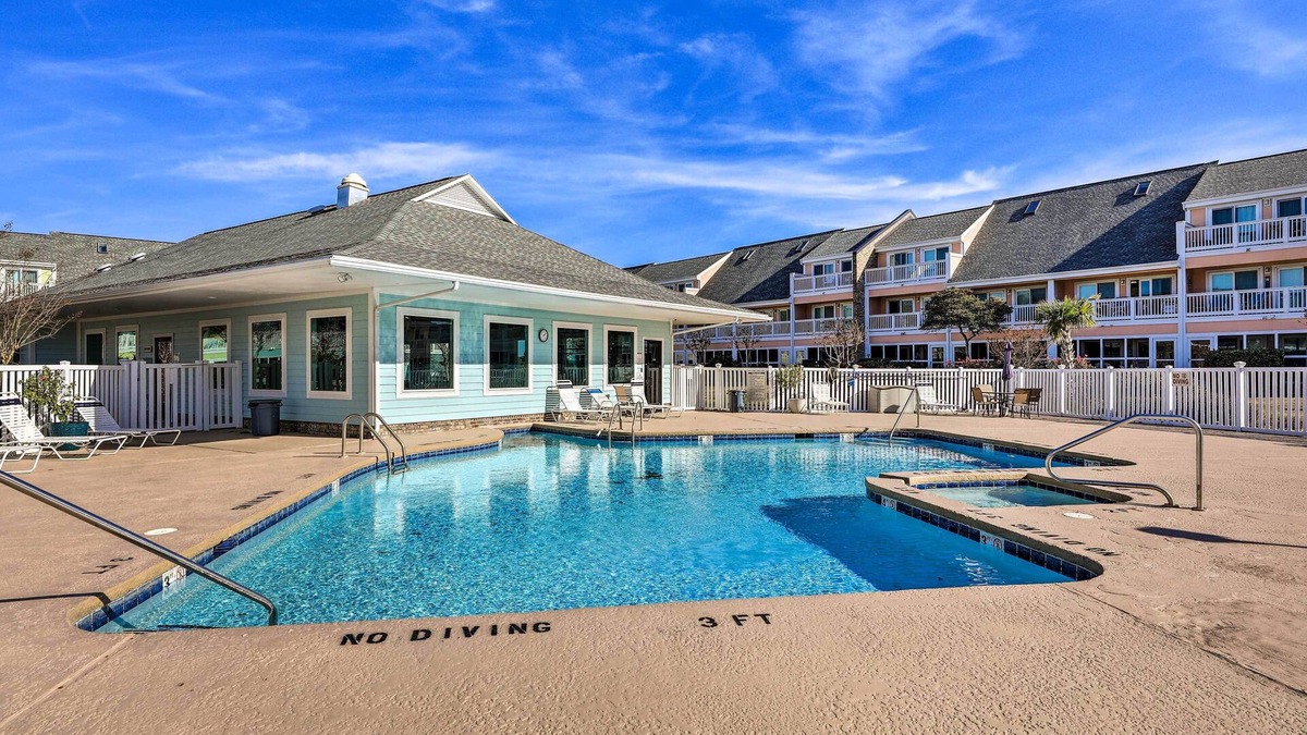 Emerald Isle Condo | Emerald Isle Condo Near Beach w/Screened Porch!