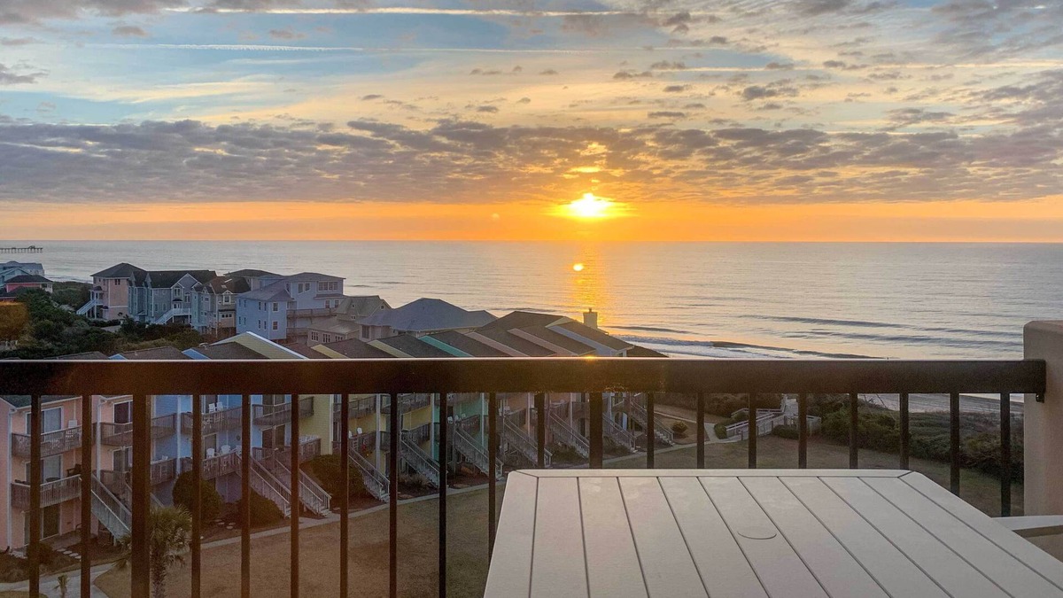 Emerald Isle Apartment | Emerald Isle Condo w/Direct Access to Ocean!