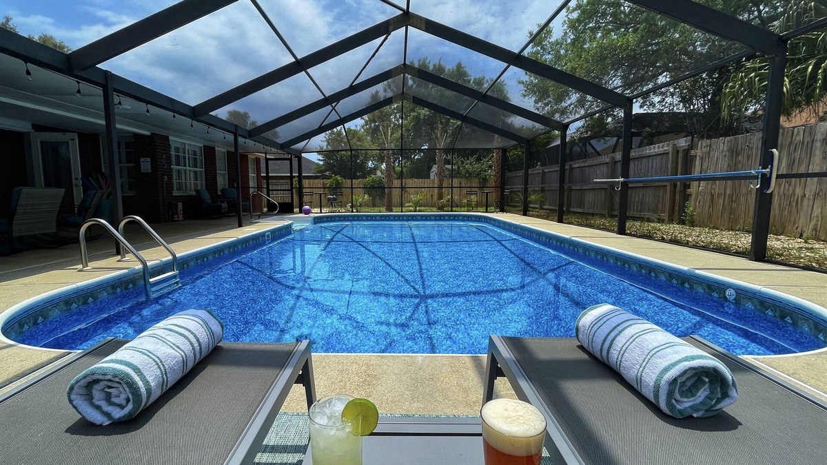 Gulf Breeze House | Emerald Waves Hideaway - Free Heated Pool & Games Room-8 mins to Pensacola Beach