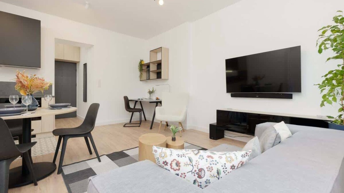 Centrum Apartment | Emilii Plater 12 | Cozy Apartment | Desk