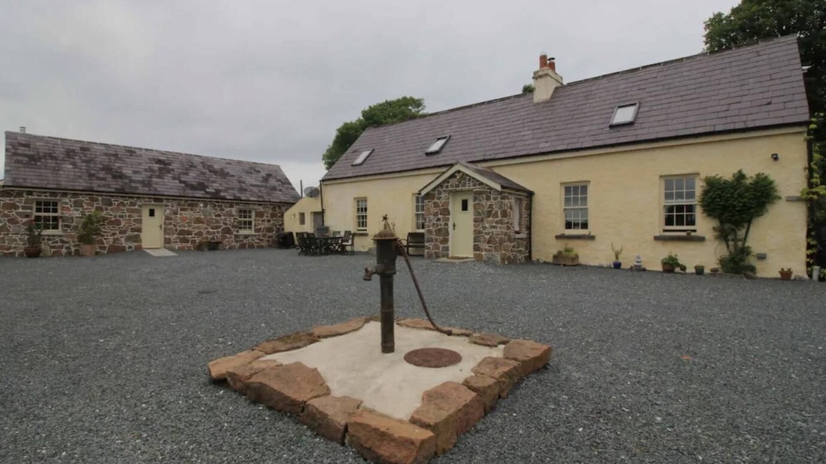 Emly House | Emly - Cottage - Sleeps 6 - Parking - Garden