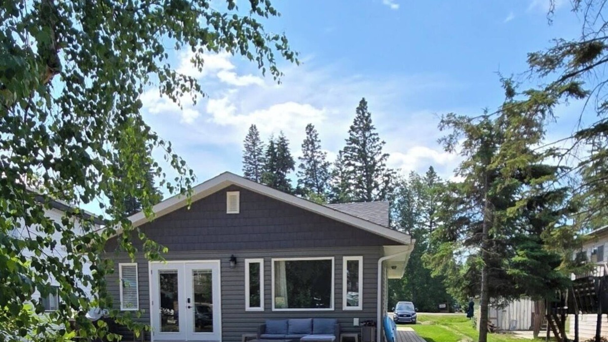 Christopher Lake Cabin | Emma Lake Sunset Bay retreat! One minute walk to the beach with large deck/yard!