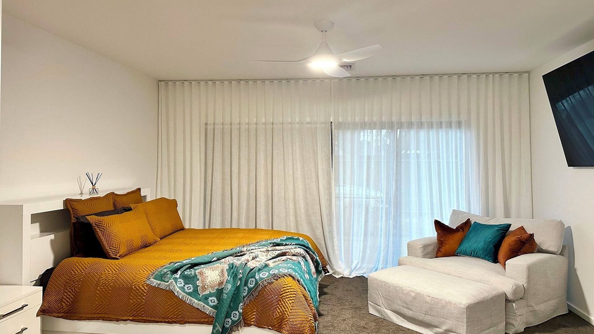 Moama House | Emmylou Escape - Sleeps 16