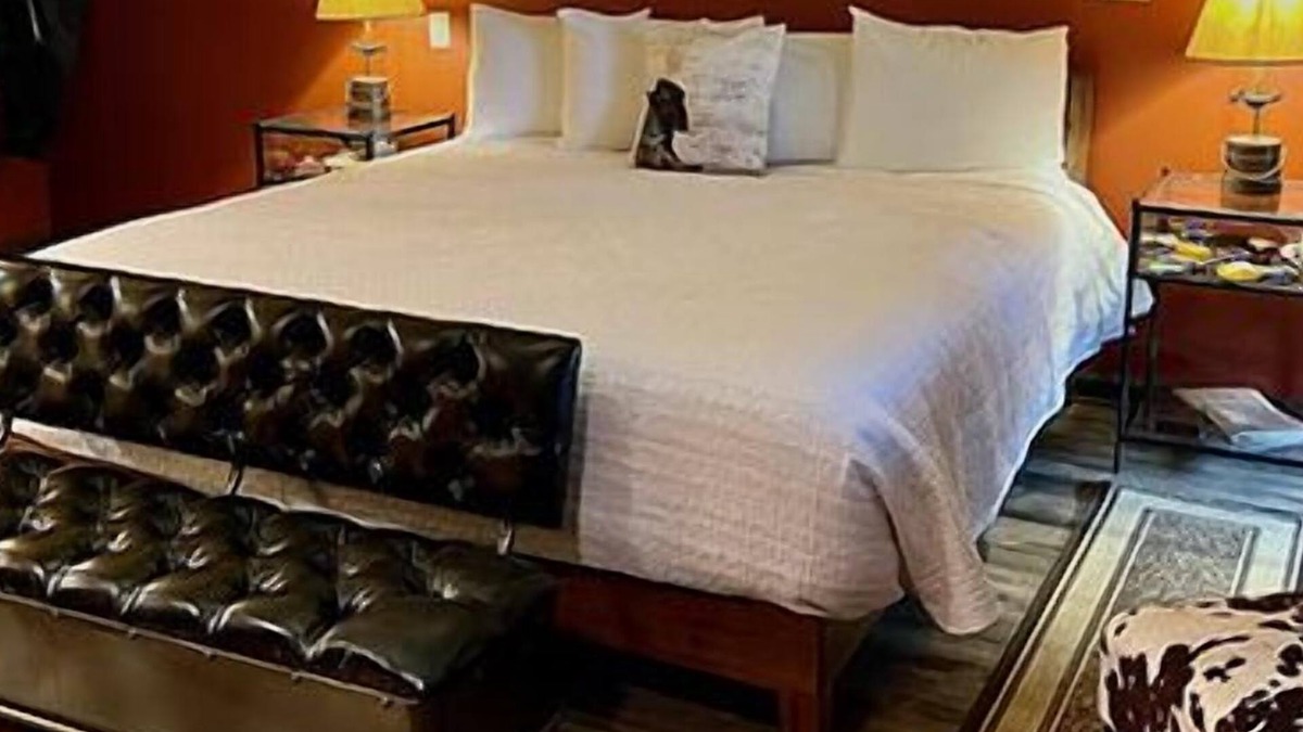 Stanardsville Hotel | Empty Arms Parlor - Rm. 208