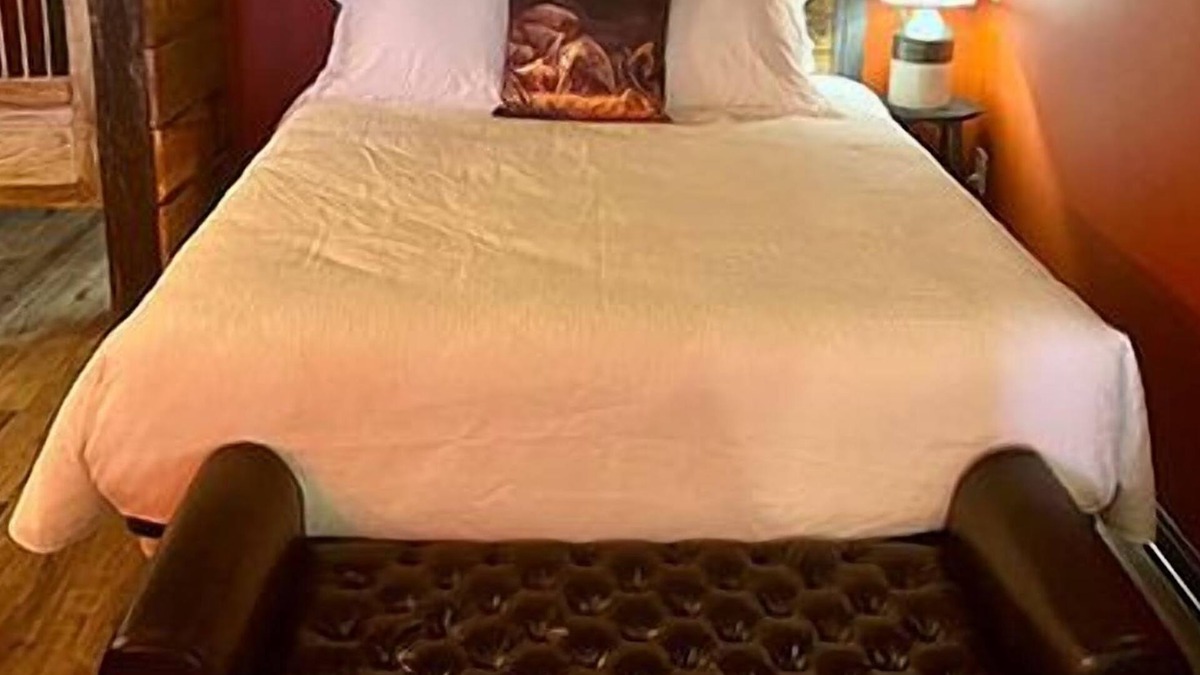 Stanardsville House | Empty Bottle Saloon - Rm. 209