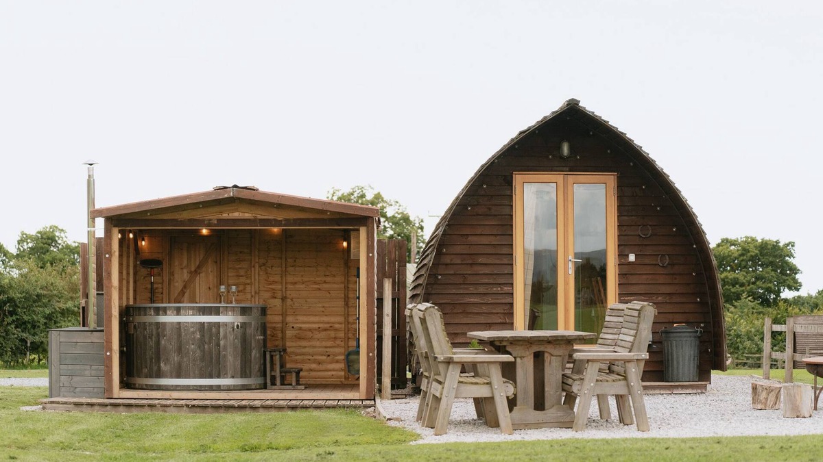 Blackburn Cabin | En-suite Wooden Cabin With Hot Tub