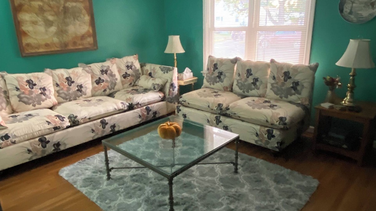 Cheektowaga House | Enchanting 3 bedroom cape home with WiFi in Buffalo