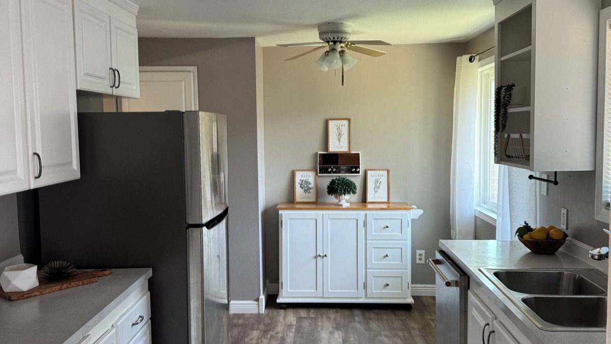 Shoreline House | Enchanting 3-bedroom split level house in Shoreline. Walking distance to transit