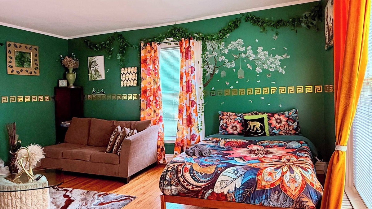 Hartford Apartment | Enchanting 3BR Near Downtown Hartford Cozy & Modern with Parking