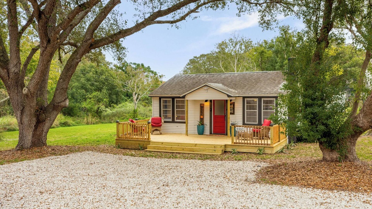 Palm Harbor Cottage | Enchanting cottage with AC in Palm Harbor - 2 bedrooms, 1 bathroom & hot tub