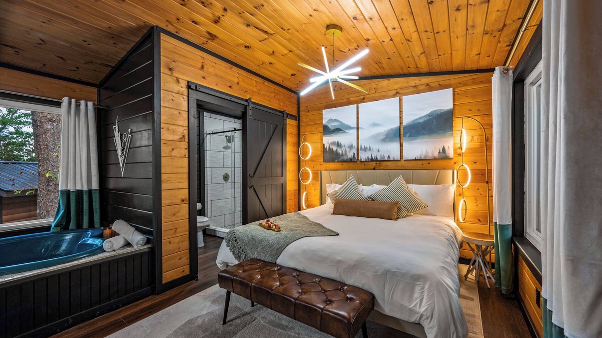 Sevierville Cabin | Enchanting Couples Escape! PrivateTheater + Hottub! Fire Pit! SEASONAL SPECIALS!