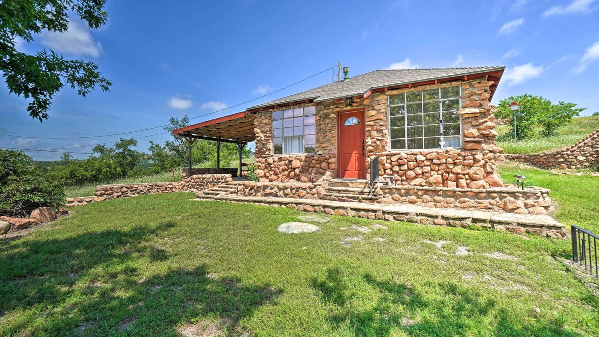 Medicine Park Cottage | Enchanting Hilltop Cottage in Medicine Park!