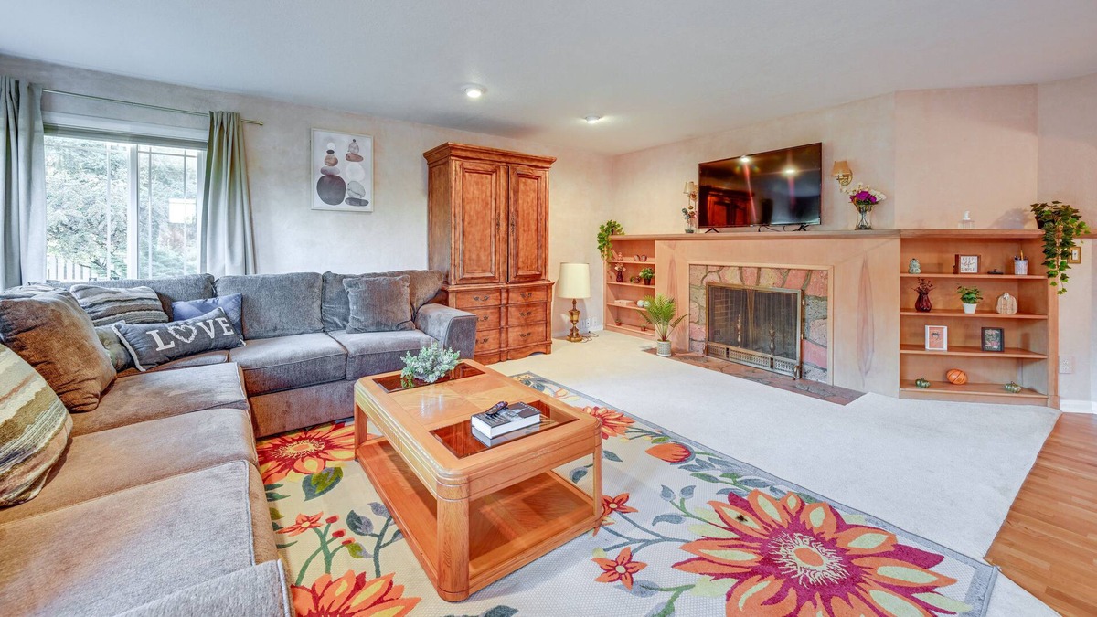 Puyallup House | Enchanting Puyallup Home w/ Spacious Deck!