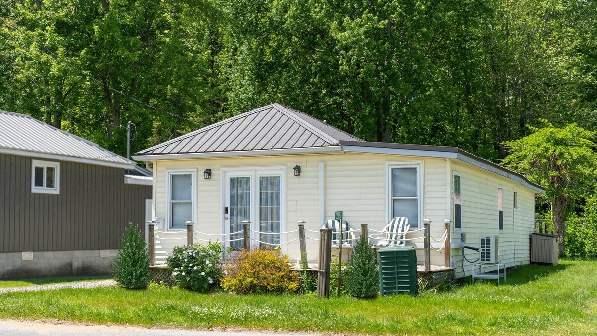Turkey Point Cottage | End-of-Summer Beach Cottage 🏖 2min→beach @ Bamboo Chalet ~ Lake Erie 🇨🇦 n