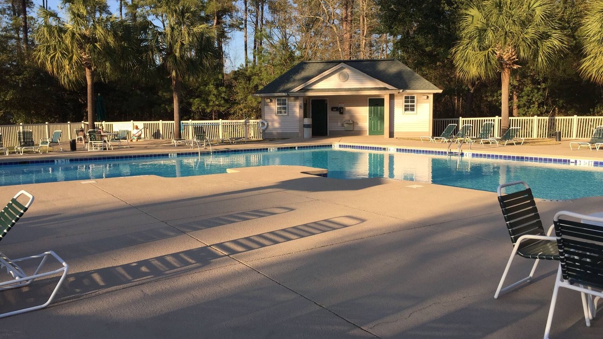 Pawleys Island Condo | End Unit! 5 min to Beach. Steps from Pool/Jacuzzi and Golf Close to Dining. WiFi