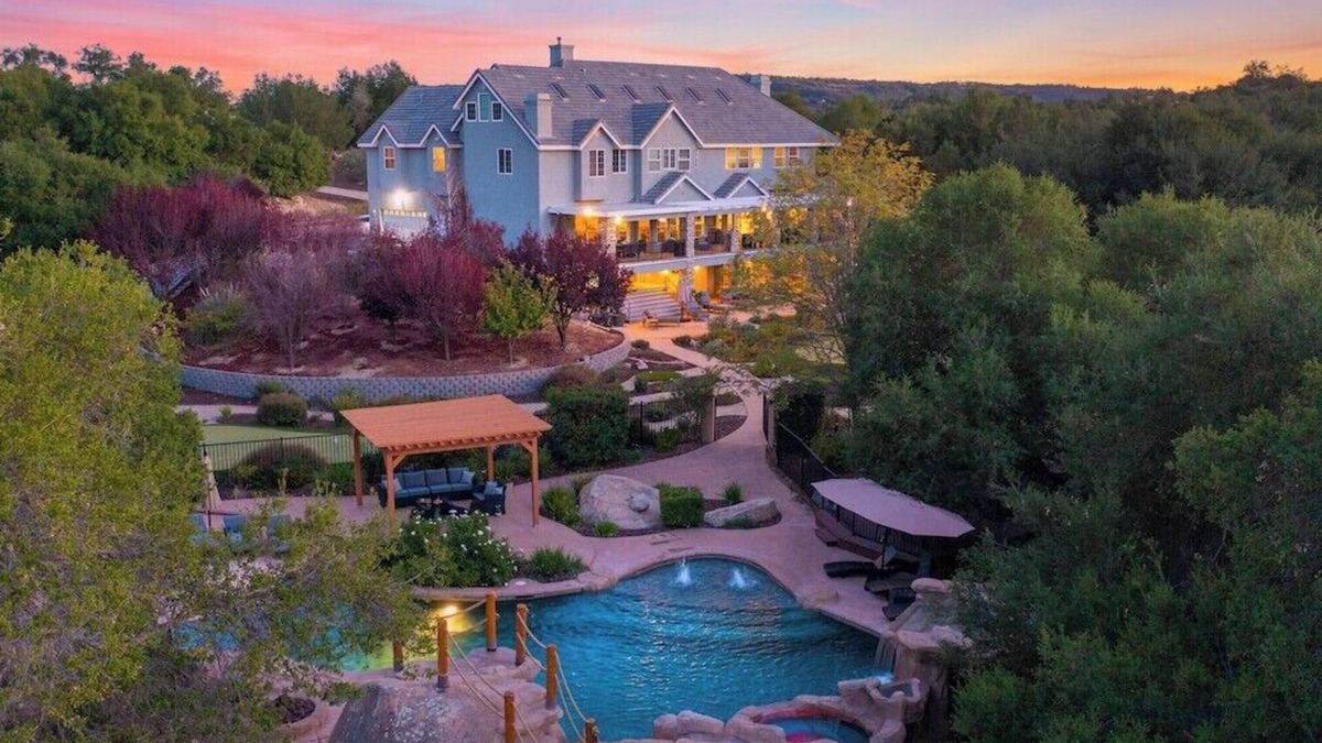 Murrieta House | Endless Amenities at The Estate at Oak Hollow