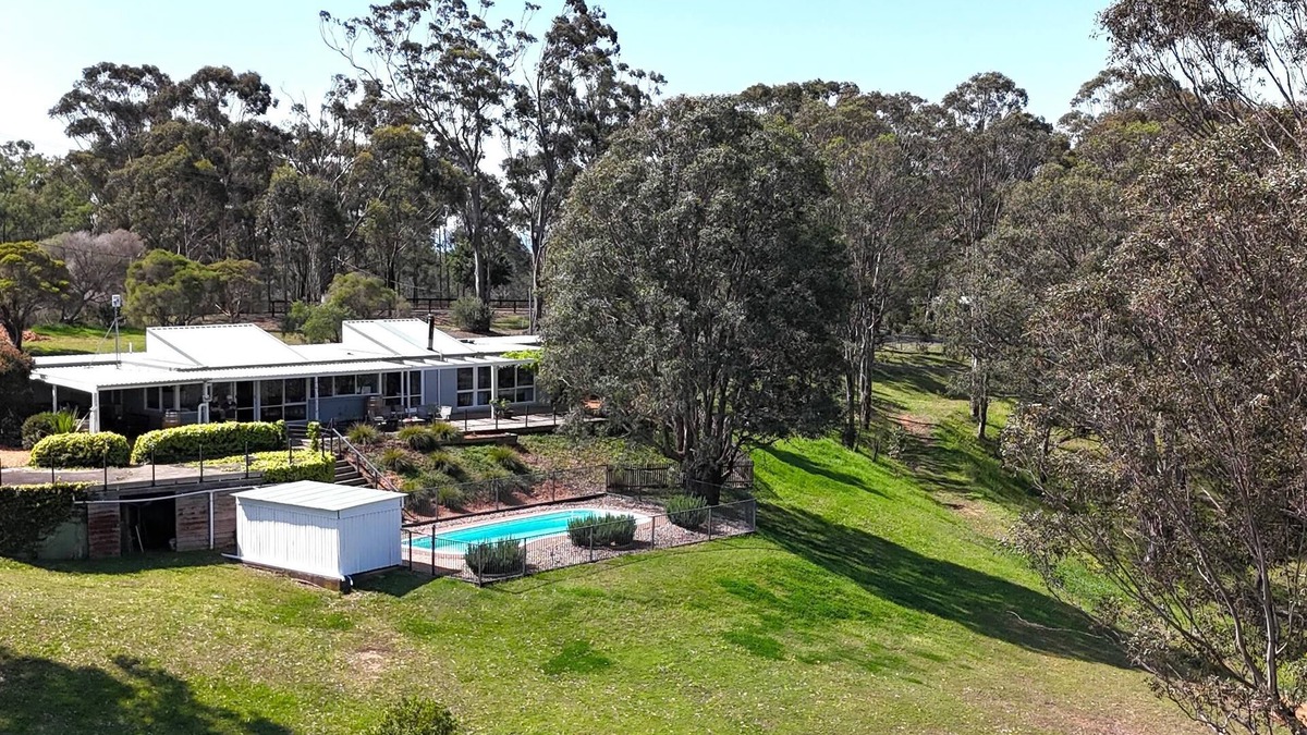 Lovedale House | Englewood Ridge - A country classic in scenic Lovedale