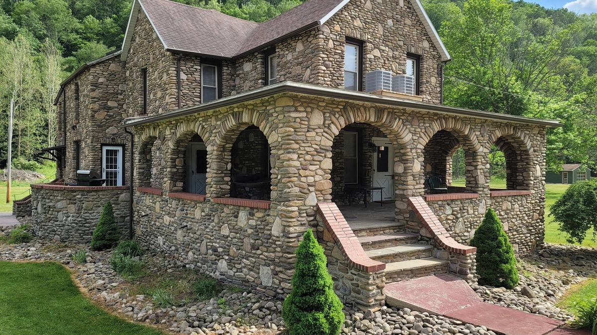 Antes Fort House | English Center Manor