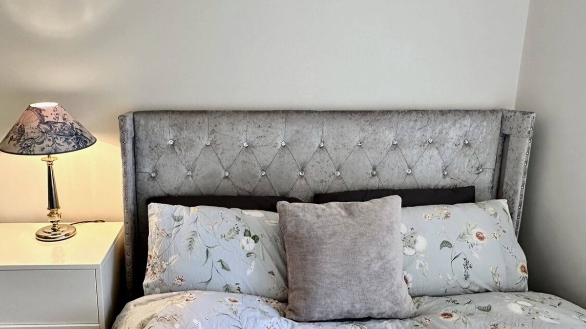 Runnymede House | English Garden KingSize Bed Near Station