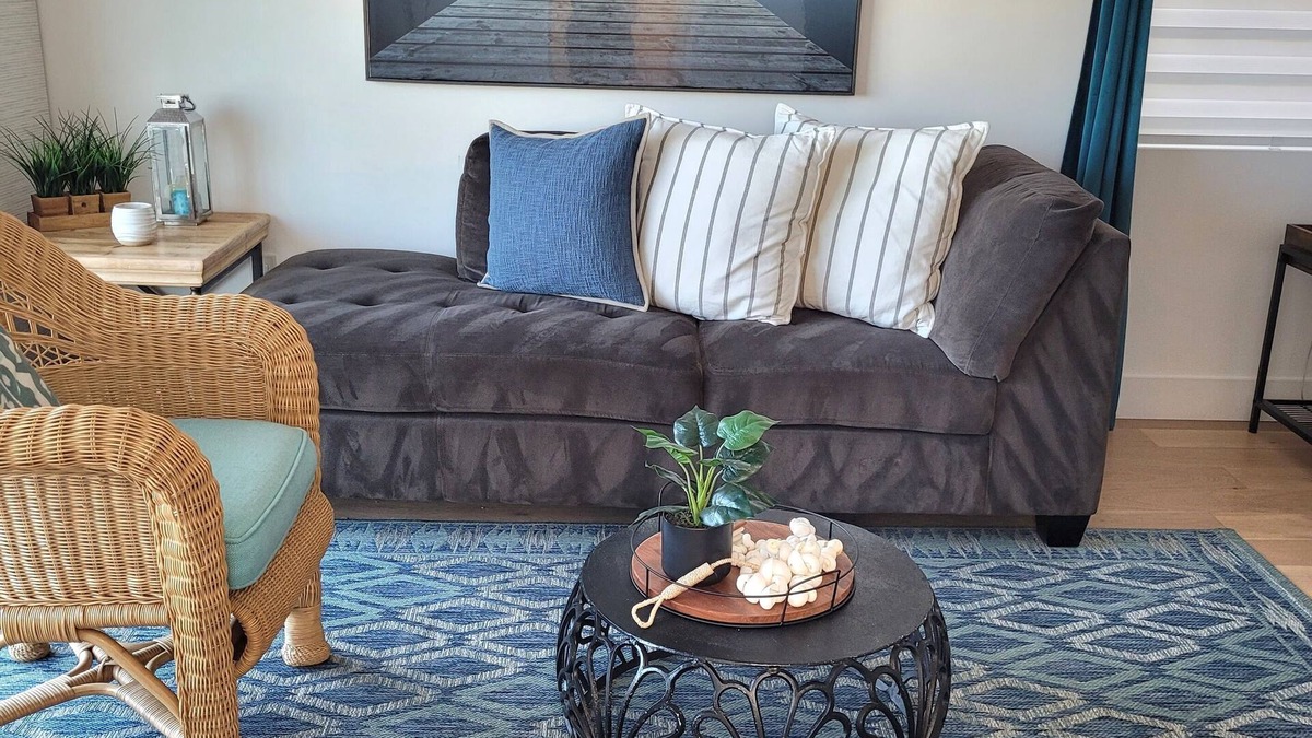 Silver Strand House | Enjoy a 3-bedroom 2 bath vacation home steps to Silver Strand Beach