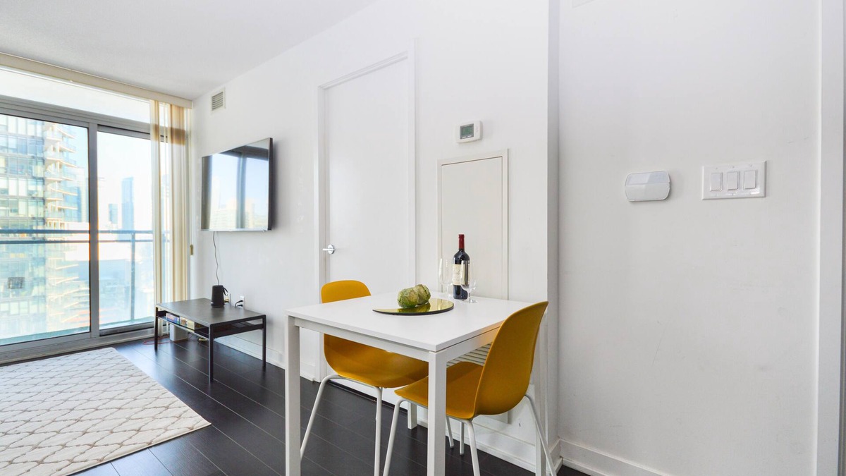 CityPlace Apartment | Enjoy a beautiful condo located at the heart of Downtown Toronto