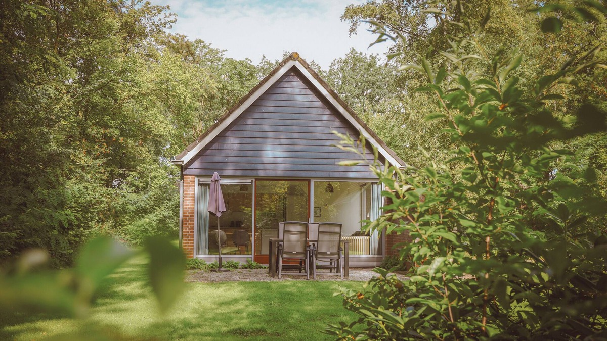 Nieuw Heeten House | Enjoy a comfortable stay in the Bungalow Berkel Plus for 2 people at De Sallandshoeve Holiday Park, perfect for nature lovers and those seeking peace and quiet.
