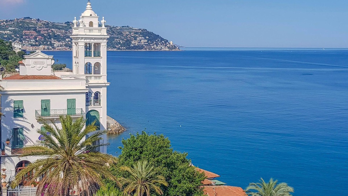 Vallebona House | Enjoy a fantastic view of the countryside and the sea in the horizon.