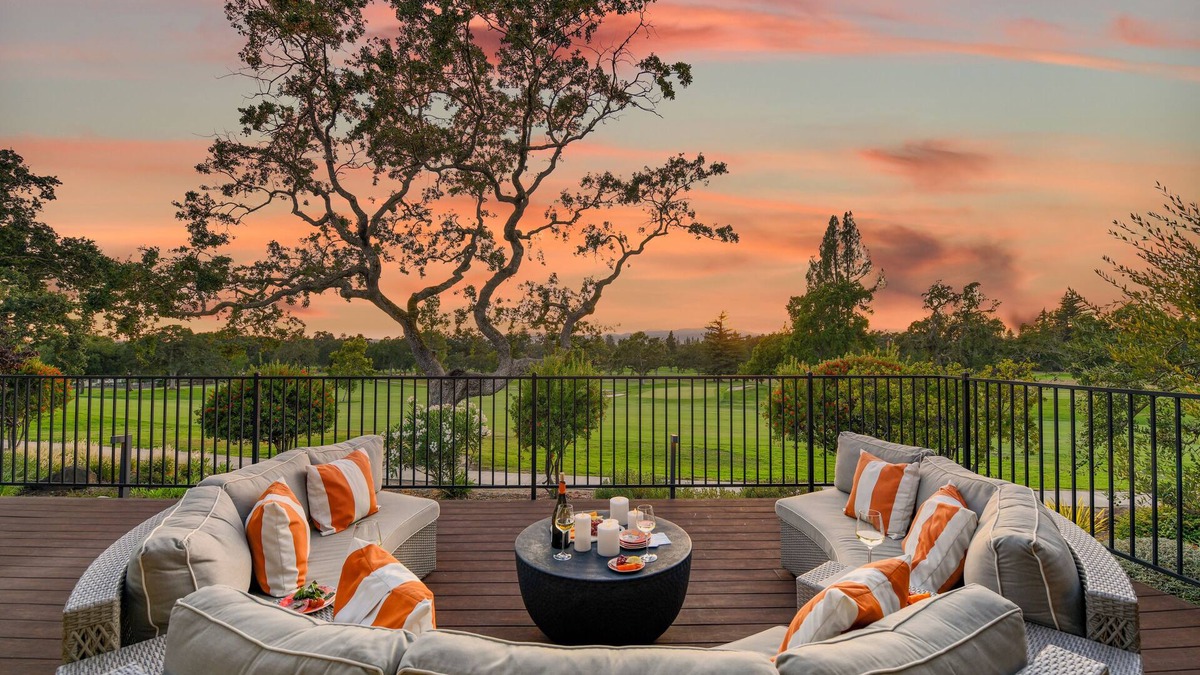 Napa Condo | Enjoy a glass of wine & watch Napas stunning sunsets from sofa on huge deck! 3ba